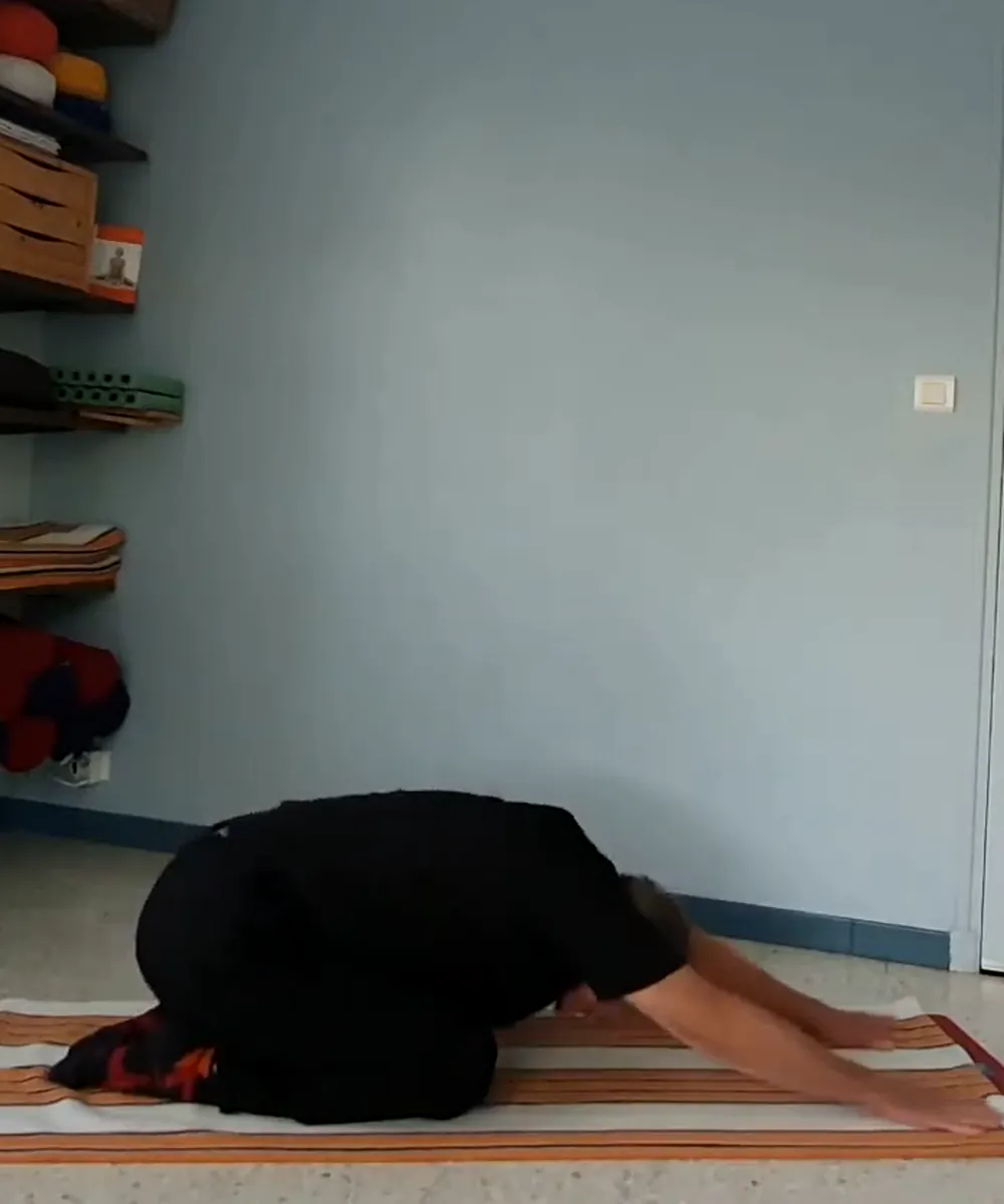 Jean-Louis Sitjar dans la posture de l'enfant, bras allongés devant