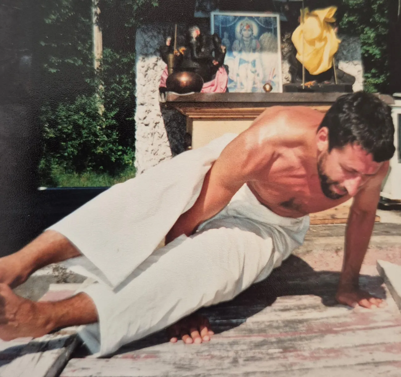 Jean-Louis Sitjar en appui latéral sur une main, photo d'archives
