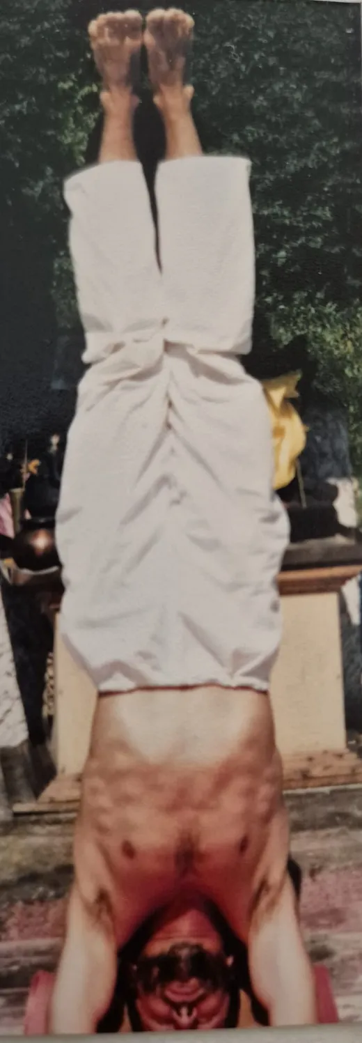 Jean-Louis en posture sur la tête, sirsasana
