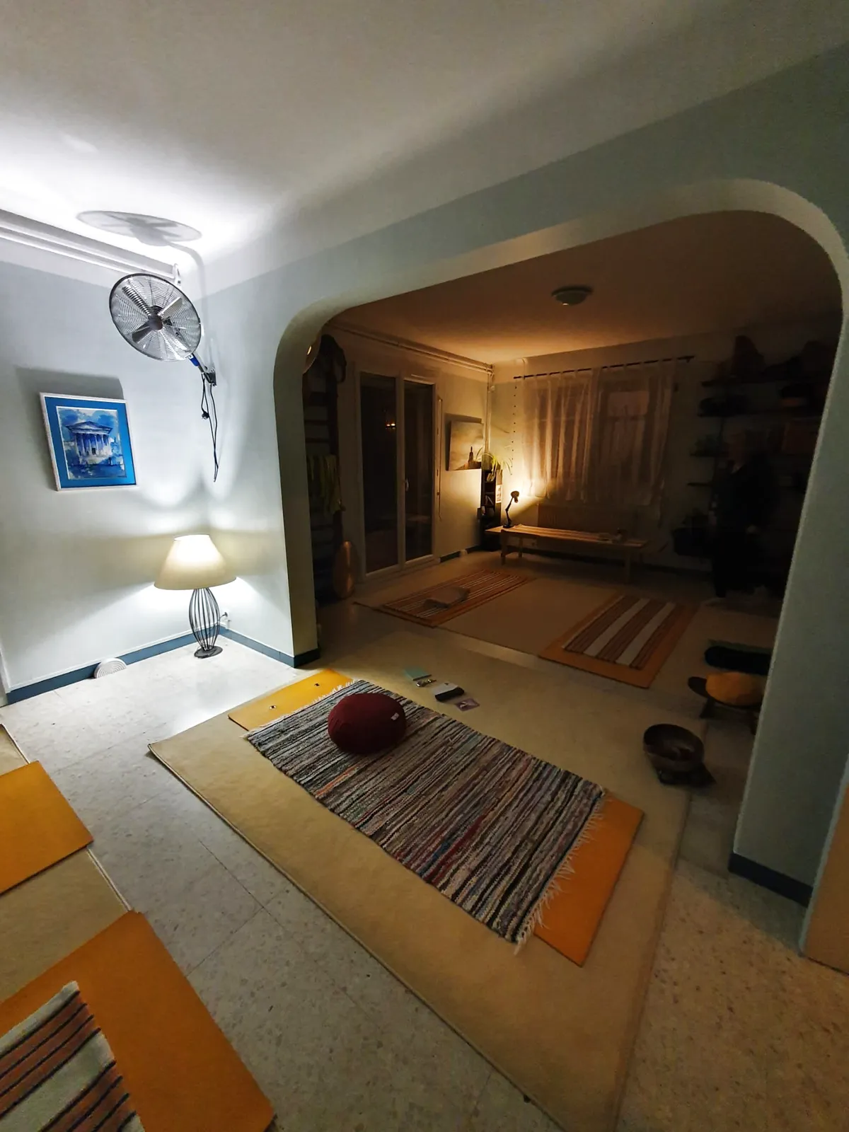 La salle de yoga de Bouillargues : tapis tissés, coussin de méditation, bol tibétain